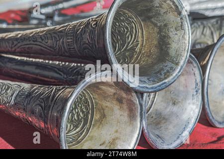 Le corna a forma di tromba mostrano un intricato design color argento stampato, uno strumento di riproduzione musicale assegnato al vigile del fuoco oltre 100 anni fa. Foto Stock