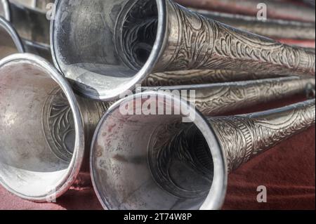 Le corna a forma di tromba mostrano un intricato design color argento stampato, uno strumento di riproduzione musicale assegnato al vigile del fuoco oltre 100 anni fa. Foto Stock