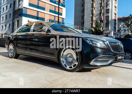 ISTANBUL, TURCHIA - 12 NOVEMBRE 2023: La nuova Mercedes Classe S Maybach W223 è parcheggiata a Istanbul. Mercedes-Maybach è l'apice dell'eccellenza automobilistica Foto Stock