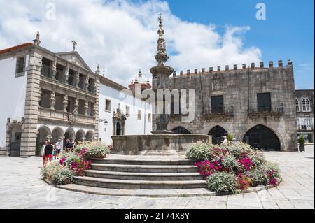 Viana do Castelo, Portogallo - giugno 29 2023: Fontana rinascimentale in granito del XVIII secolo a Viana do Castelo in Piazza della Repubblica, di fronte alla Casa della Misericordia e al Municipio Vecchio, punto di vista selettivo Foto Stock
