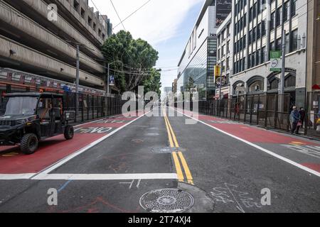 San Francisco, Stati Uniti. 13 novembre 2023. Mission Street è fiancheggiata su entrambi i lati da una recinzione di sicurezza e il garage con più di 2500 posti auto sulla sinistra è chiuso a San Francisco lunedì 13 novembre 2023. Alcune parti della città sono state ripulite e trasformate in una zona di alta sicurezza per il vertice della cooperazione economica Asia-Pacifico (APEC) che vedrà un incontro tra il presidente Joe Biden e il presidente cinese Xi Jinping. Foto di Terry Schmitt/UPI credito: UPI/Alamy Live News Foto Stock