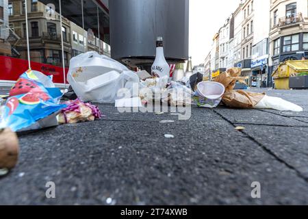 Dopo l'inizio del Carnevale l'11 novembre, le strade e le piazze di Colonia, Renania settentrionale-Vestfalia, Germania, l'Europa era completamente disseminata della N Foto Stock