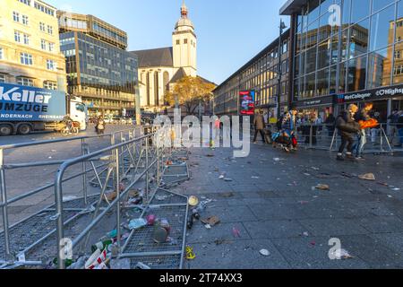 Dopo l'inizio del Carnevale l'11 novembre, le strade e le piazze di Colonia, Renania settentrionale-Vestfalia, Germania, l'Europa era completamente disseminata della N Foto Stock