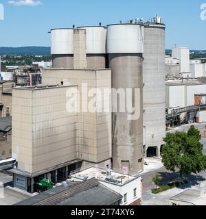 Cementificio con silos e torri di processo Foto Stock