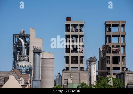 Cementificio con silos e torri di processo Foto Stock