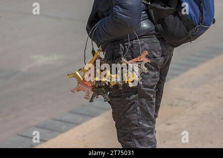 Venditore ambulante con souvenir della Torre Eiffel, Parigi, Francia Foto Stock