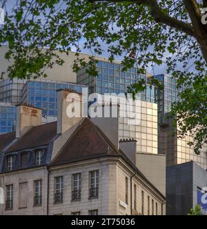 Case storiche di fronte alla moderna Opera di Parigi, Place de la Bastille, Parigi, Francia Foto Stock