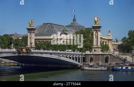 Grand Palais di Parigi e Pont Alexandre III sulla Senna, Parigi, Francia Foto Stock