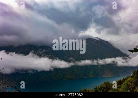 Vista aerea sul Lago di Lugano in Valle con paesaggio montano con nuvole di tempesta a Lugano, Ticino, Svizzera Foto Stock