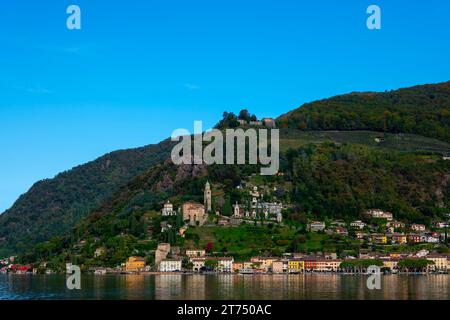 Bellissimo villaggio Morcote con Ciucra e Castello sul Lago di Lugano e paesaggio montano con cielo limpido e blu a Morcote, Ticino, Svizzera Foto Stock
