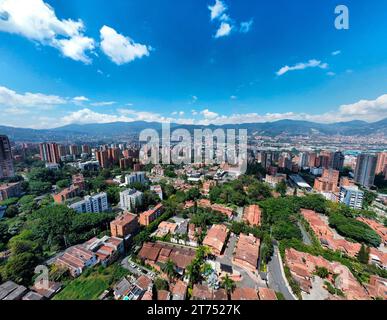 Medellin, Antioquia - Colombia. 13 novembre 2023. Panoramica del quartiere El Poblado, comune numero 14 Foto Stock