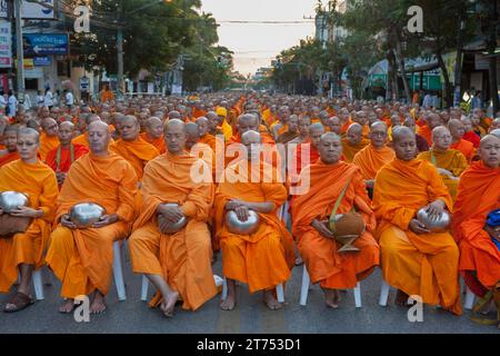 CHIANG mai, THAILANDIA - dicembre 26 2015: Molti monaci thailandesi meditano durante la tradizionale cerimonia di elemosina buddista la mattina presto. Annuale 10 00 Foto Stock