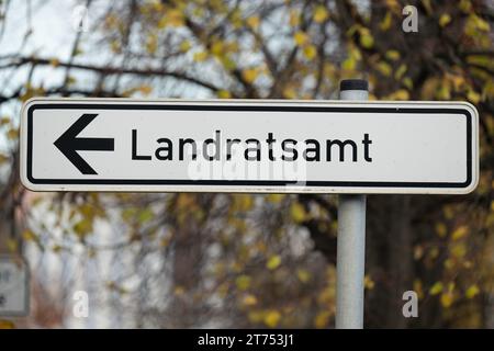 13 novembre 2023, Sassonia, Meißen: Un segno con l'iscrizione "Landratsamt". Foto: Sebastian Kahnert/dpa Foto Stock