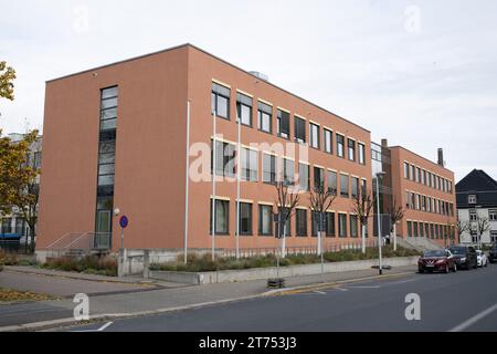 13 novembre 2023, Sassonia, Meißen: L'edificio amministrativo dell'amministrazione distrettuale del distretto di Meißen. Foto: Sebastian Kahnert/dpa Foto Stock