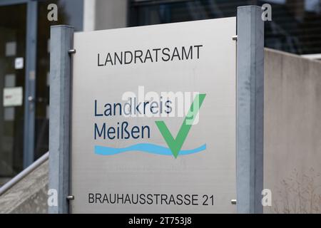 13 novembre 2023, Sassonia, Meißen: Un segno con l'iscrizione "Landratsamt Landkreis Meißen". Foto: Sebastian Kahnert/dpa Foto Stock