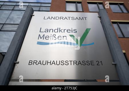 13 novembre 2023, Sassonia, Meißen: Un segno con l'iscrizione "Landratsamt Landkreis Meißen". Foto: Sebastian Kahnert/dpa Foto Stock