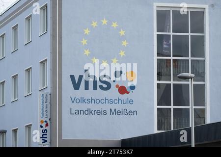 13 novembre 2023, Sassonia, Meißen: La facciata del centro di istruzione per adulti (VHS) nel distretto di Meißen. Foto: Sebastian Kahnert/dpa Foto Stock