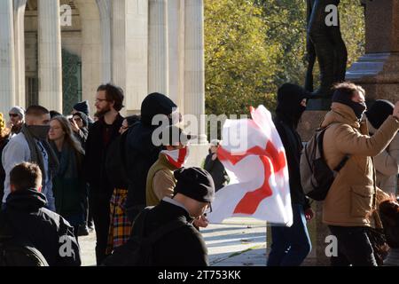 Contro i manifestanti, possibilmente dall'estrema destra, manifestano nei pressi del Wellington Memorial Armistice Day 11 novembre 2023 prima della marcia per il cessate il fuoco. Foto Stock