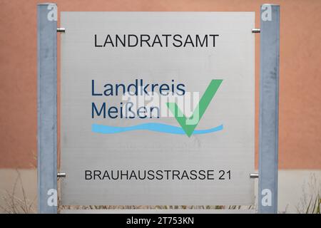 13 novembre 2023, Sassonia, Meißen: Un segno con l'iscrizione "Landratsamt Landkreis Meißen". Foto: Sebastian Kahnert/dpa Foto Stock