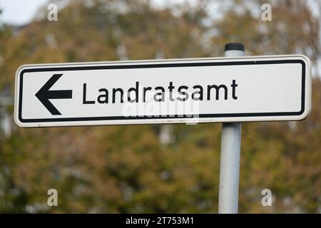 13 novembre 2023, Sassonia, Meißen: Un segno con l'iscrizione "Landratsamt". Foto: Sebastian Kahnert/dpa Foto Stock