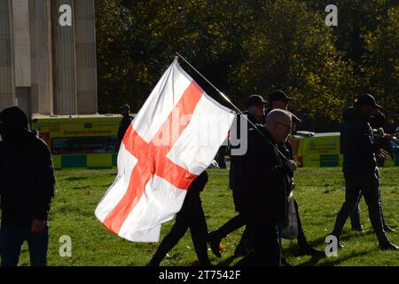 Contro i manifestanti, possibilmente dall'estrema destra, manifestano nei pressi del Wellington Memorial Armistice Day 11 novembre 2023 prima della marcia per il cessate il fuoco. Foto Stock