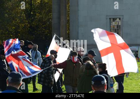 Contro i manifestanti, possibilmente dall'estrema destra, manifestano nei pressi del Wellington Memorial Armistice Day 11 novembre 2023 prima della marcia per il cessate il fuoco. Foto Stock