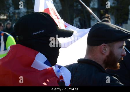 Contro i manifestanti, possibilmente dall'estrema destra, manifestano nei pressi del Wellington Memorial Armistice Day 11 novembre 2023 prima della marcia per il cessate il fuoco. Foto Stock