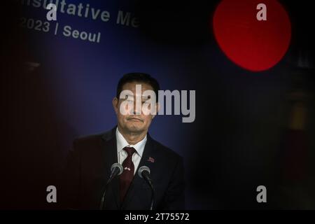 Seoul, Corea del Sud. 13 novembre 2023. Il ministro della difesa sudcoreano Shin Wonsik ascolta una domanda durante una conferenza stampa congiunta con il segretario alla difesa statunitense Lloyd Austin alla conclusione del 55° incontro consultivo USA - ROK per la sicurezza, il 13 novembre 2023 a Seul, Corea del Sud. Crediti: Chad McNeeley/DOD Photo/Alamy Live News Foto Stock