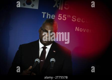 Seoul, Corea del Sud. 13 novembre 2023. Il Segretario alla difesa degli Stati Uniti Lloyd Austin ascolta una domanda durante una conferenza stampa congiunta con il Ministro della difesa sudcoreano Shin Wonsik alla conclusione del 55° incontro consultivo USA-ROK per la sicurezza, il 13 novembre 2023 a Seul, Corea del Sud. Crediti: Chad McNeeley/DOD Photo/Alamy Live News Foto Stock