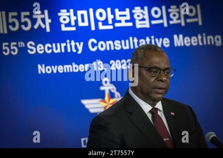 Seoul, Corea del Sud. 13 novembre 2023. Il Segretario alla difesa degli Stati Uniti Lloyd Austin risponde a una domanda durante una conferenza stampa congiunta con il Ministro della difesa sudcoreano Shin Wonsik alla conclusione della 55a riunione consultiva USA-ROK per la sicurezza, il 13 novembre 2023 a Seul, Corea del Sud. Crediti: Chad McNeeley/DOD Photo/Alamy Live News Foto Stock