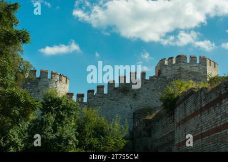 Le antiche mura della città di Costantinopoli ad Istanbul in Turchia Foto Stock