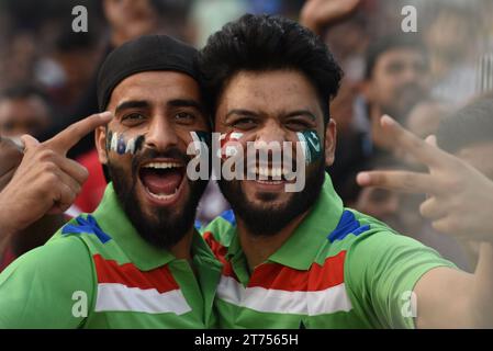 Calcutta, Ciudad de Mexico, India. 13 novembre 2023. 11 novembre, Calcutta, India: I tifosi sono visti durante la partita di Coppa del mondo di cricket maschile 2023 tra Inghilterra e Pakistan all'Eden Gardens Stadium. L'11 novembre 2023 a Calcutta, in India. (Immagine di credito: © Dipa Chakraborty/eyepix via ZUMA Press Wire) SOLO USO EDITORIALE! Non per USO commerciale! Foto Stock