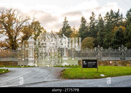 Le porte e la porta d'ingresso della proprietà National Trust del Castello di Chirk vicino a Wrexham nel nord del Galles, un edificio classificato di primo grado Foto Stock