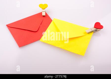 Rosso e giallo buste agganciato con il cuore Foto Stock