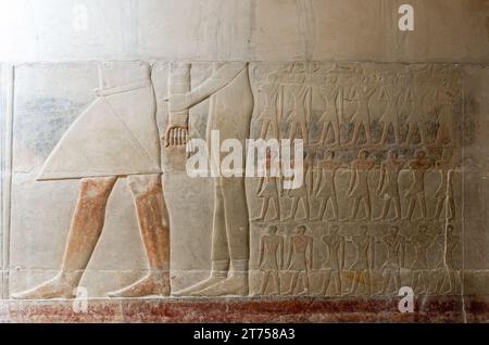 SAQQARA, EGITTO - 23 MARZO 2023: Immagini dalle pareti interne degli edifici della necropoli di Saqqara, Egitto che include la piramide a gradoni di Djoser Foto Stock