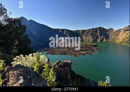 Vulcano e lago cratere del monte Rinjani dal Senaru Crater Rim all'alba, Lombok, Indonesia Foto Stock