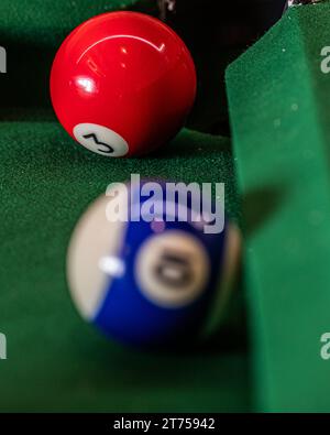 Impressionante composizione di un tavolo da biliardo, che mostra il fascino e la strategia del gioco in piscina Foto Stock