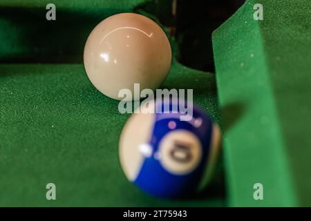 Impressionante composizione di un tavolo da biliardo, che mostra il fascino e la strategia del gioco in piscina Foto Stock