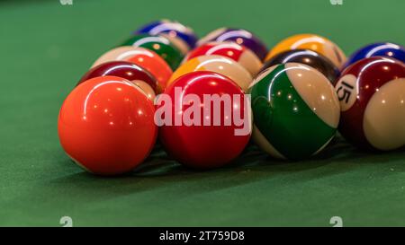Tavolo da biliardo con colorate palline da biliardo, pronto per un'emozionante partita di sport Foto Stock