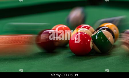 Impressionante composizione di un tavolo da biliardo, che mostra il fascino e la strategia del gioco in piscina Foto Stock