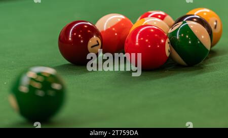 Impressionante composizione di un tavolo da biliardo, che mostra il fascino e la strategia del gioco in piscina Foto Stock