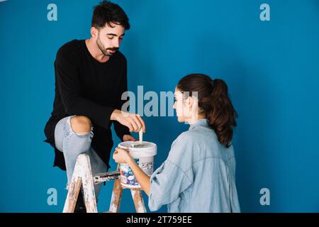 Accoppiare con una scala per pittura Foto Stock