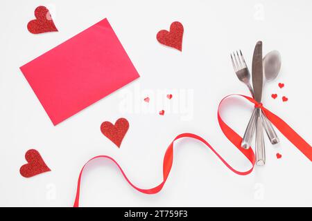 Set di posate con carta rosa a cuori Foto Stock