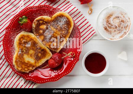 Vista dall'alto pancake a forma di cuore con fragole Foto Stock