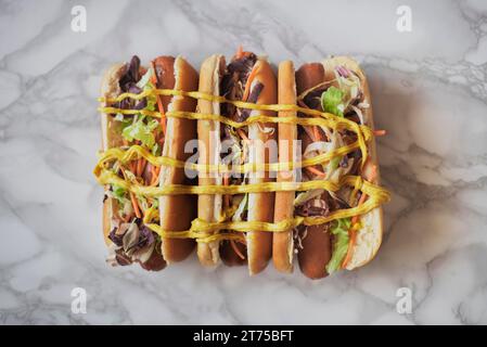 Vista dall'alto, tre hot dog con senape Foto Stock