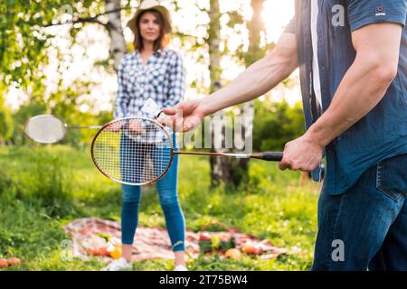 Giovane coppia che gioca a badminton picnic Foto Stock