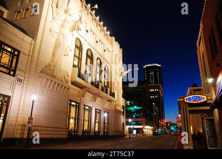 Gli angeli trombettisti fiancheggiano la Bass Performance Hall, a ft Worth, Texas, e sono illuminati di notte Foto Stock