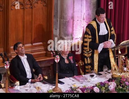 Il primo ministro Rishi Sunak ride mentre il Lord Cancelliere Alex Chalk parla all'annuale Lord Mayor's Banquet alla Guildhall nel centro di Londra. Data immagine: Lunedì 13 novembre 2023. Foto Stock