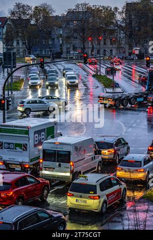 Regenwetter, Straßenverkehr, Kreuzung, Lichter von Fahrzeugen auf einer regennassen Straße, Ampel, Rücklichter, Scheinwerfer, Symbolbild, regen Straßenverkehr *** tempo piovoso, traffico stradale, incrocio, luci di veicoli su una strada piovosa, semafori, luci di coda, fari, immagine simbolica, credito per il traffico stradale con pioggia: Imago/Alamy Live News Foto Stock