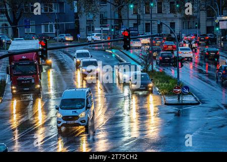 Regenwetter, Straßenverkehr, Kreuzung, Lichter von Fahrzeugen auf einer regennassen Straße, Ampel, Rücklichter, Scheinwerfer, Symbolbild, regen Straßenverkehr *** tempo piovoso, traffico stradale, incrocio, luci di veicoli su una strada piovosa, semafori, luci di coda, fari, immagine simbolica, credito per il traffico stradale con pioggia: Imago/Alamy Live News Foto Stock